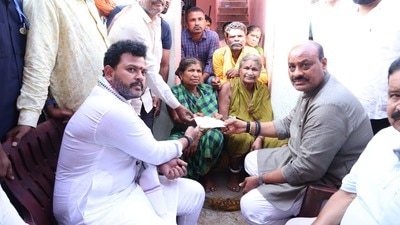 కాశీబుగ్గ మృతుల కుటుంబాలకు పరిహారం అందజేత కాశీబుగ్గ మృతుల కుటుంబాలకు పరిహారం అందజేత