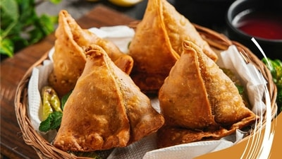 Whether it is the all time favourite samosa or street-food classics like pav bhaji, find out how your favourite snack ranks on the health metre. (Pexels) Whether it is the all time favourite samosa or street-food classics like pav bhaji, find out how your favourite snack ranks on the health metre. (Pexels)
