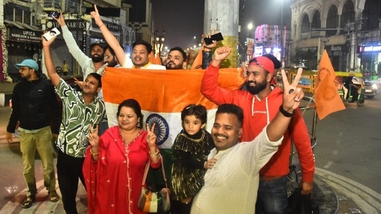 Family celebrate with Indian flag after team India defeated South Africa by 52 runs to clinch their maiden Women's World Cup title(Deepak Gupta/Hindustan Times)