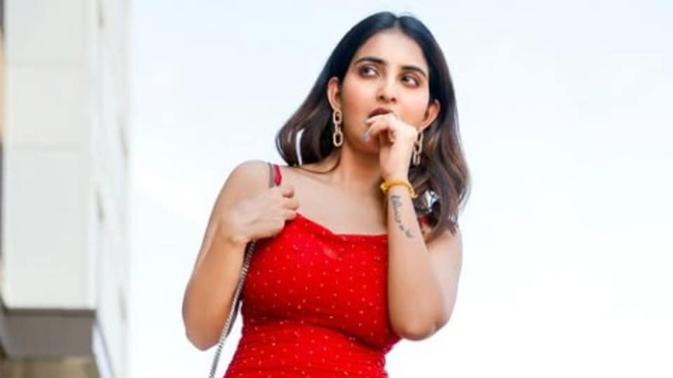 <p>ఎప్పుడూ ట్రేడిషనల్ డ్రెస్ లో కనిపించే అనన్య.. ఇప్పుడిలా బోల్డ్ షోతో షాకిచ్చింది. </p>(instagram-Ananya nagalla)