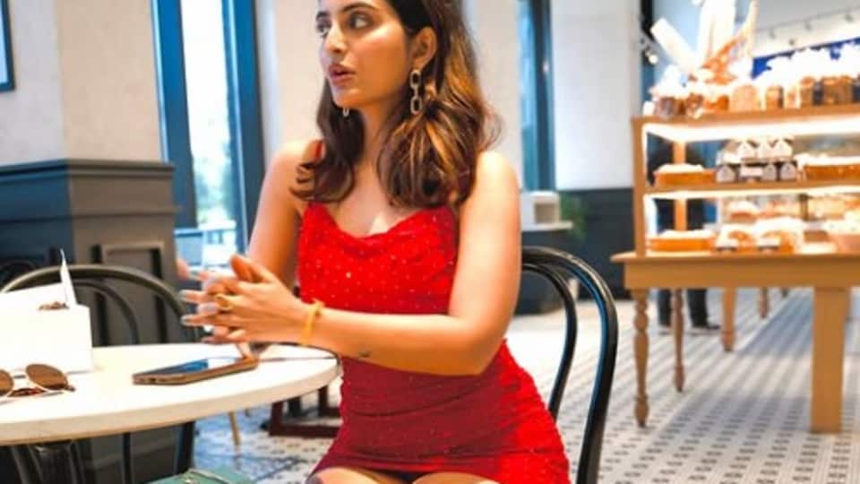 <p>ఈ ఫొటోలను దాటి స్క్రోల్ చేయగలరా? అని ప్రశ్నిస్తూ ఈ హాట్ ఫొటోలను పోస్టు చేసింది అనన్య నాగళ్ల. </p>(instagram-Ananya nagalla)