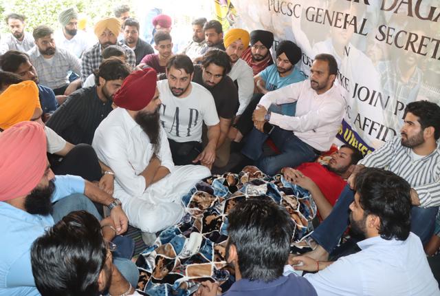 MP Malwinder Singh Kang join the students’ protest near the vice chancellor's office during the ongoing protest against the affidavit issue on Sunday in PU Campus. (HT Photo) MP Malwinder Singh Kang join the students’ protest near the vice chancellor's office during the ongoing protest against the affidavit issue on Sunday in PU Campus. (HT Photo)