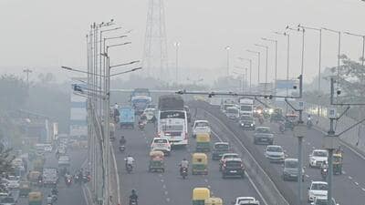 A blanket of smog in Delhi on Monday. (Arvind Yadav/HT Photo)