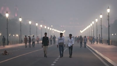 Commuters walk amid pollution at Kartavya Path, in New Delhi on Saturday. (Naveen Shamra, ANI) Commuters walk amid pollution at Kartavya Path, in New Delhi on Saturday. (Naveen Shamra, ANI)