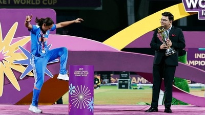 ম্যাচ শেষে ট্রফি নিতে যাওয়ার সময় ভারতীয় অধিনায়ক হরমনপ্রীত কউর নিজের আবেগ ধরে রাখতে পারেননি। (Surjeet Yadav)