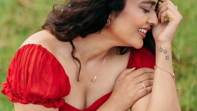 <p>రెడ్ డ్రెస్ లో హాట్ పోజులతో మెరిసిపోయిన ఈ హీరోయిన్ ఎవరో గుర్తు పట్టారా? థ్రిల్లర్ మూవీస్ తో గుర్తింపు తెచ్చుకున్న నందిత శ్వేత.</p> (instagram-Nandita Swetha) <p>రెడ్ డ్రెస్ లో హాట్ పోజులతో మెరిసిపోయిన ఈ హీరోయిన్ ఎవరో గుర్తు పట్టారా? థ్రిల్లర్ మూవీస్ తో గుర్తింపు తెచ్చుకున్న నందిత శ్వేత.</p> (instagram-Nandita Swetha)