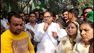 INLD president Abhay Singh Chautala addressing party workers outside Rohtak deputy commissioner’s office demanding compensation for damaged crops. (Manoj Dhaka/HindustanTimes)