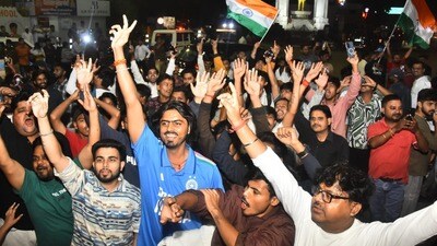 <p>ప్రపంచ కప్ లో టీమిండియా విజయం సాధించిన తరువాత లక్నోలోని హజ్రత్ గంజ్ క్రాసింగ్ వద్ద ప్రజలు సంబరాలు చేసుకున్నారు. </p> (Deepak Gupta/Hindustan Times) <p>ప్రపంచ కప్ లో టీమిండియా విజయం సాధించిన తరువాత లక్నోలోని హజ్రత్ గంజ్ క్రాసింగ్ వద్ద ప్రజలు సంబరాలు చేసుకున్నారు. </p> (Deepak Gupta/Hindustan Times)