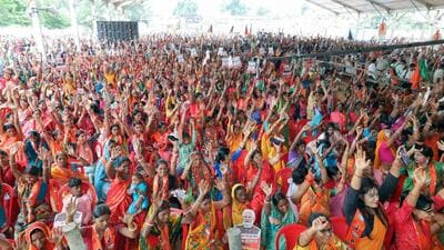 People wave during an NDA election rally in Lakhisarai. (X) People wave during an NDA election rally in Lakhisarai. (X)