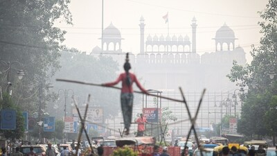 New Delhi, India - Nov. 3, 2025: A layer of fog gets engulfed in the early hours of the morning deteriorating the Air Quality at Red Fort in New Delhi, India, on Monday, November 3, 2025.  (Photo by Sanchit Khanna/ Hindustan Times) (Hindustan Times)