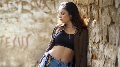 <p>2008లో కన్నడలో నంద లవ్స్ నందిత సినిమాతో డెబ్యూ చేసింది. ఈ సినిమాలోని క్యారెక్టర్ పేరు నందితను తన పేరు ముందు చేర్చుకుంది. </p> (instagram-Nandita Swetha) <p>2008లో కన్నడలో నంద లవ్స్ నందిత సినిమాతో డెబ్యూ చేసింది. ఈ సినిమాలోని క్యారెక్టర్ పేరు నందితను తన పేరు ముందు చేర్చుకుంది. </p> (instagram-Nandita Swetha)