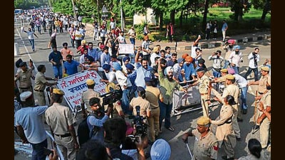 Students marching towards Gate 2 from the V-C office at Panjab University on Monday. (SANJEEV SHARMA/HT) Students marching towards Gate 2 from the V-C office at Panjab University on Monday. (SANJEEV SHARMA/HT)
