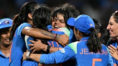 TOPSHOT - India's Shafali Verma (C) celebrates with teammates after taking the wicket of South Africa's Sune Luus during the ICC Women's Cricket World Cup 2025 one-day international (ODI) final match between India and South Africa at the DY Patil Stadium in Navi Mumbai on November 2, 2025. (Photo by Punit PARANJPE / AFP) / -- IMAGE RESTRICTED TO EDITORIAL USE - STRICTLY NO COMMERCIAL USE -- (AFP) TOPSHOT - India's Shafali Verma (C) celebrates with teammates after taking the wicket of South Africa's Sune Luus during the ICC Women's Cricket World Cup 2025 one-day international (ODI) final match between India and South Africa at the DY Patil Stadium in Navi Mumbai on November 2, 2025. (Photo by Punit PARANJPE / AFP) / -- IMAGE RESTRICTED TO EDITORIAL USE - STRICTLY NO COMMERCIAL USE -- (AFP)