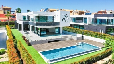 Bengaluru-based Shriram Properties Ltd (SPL) has signed a JDA for a 5-acre plot on Bannerghatta Road to develop a premium villament project with a GDV of over  ₹350 crore. (Representational Image) (Unsplash )