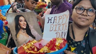 শুভশ্রীর জন্মদিনে অভিনেত্রীর ফ্যান ক্লাবের তরফ থেকে নৈহাটির বড় মায়ের কাছে পুজো দিতে গিয়েছিলেন দুই ভক্ত। সোশ্যাল মিডিয়ায় শুভশ্রীগাঙ্গুলী ফ্যানক্লাবহাওড়ার তরফ থেকে বেশ কিছু ছবি পোস্ট করতে দেখা যায়। শুভশ্রীর জন্মদিনে অভিনেত্রীর ফ্যান ক্লাবের তরফ থেকে নৈহাটির বড় মায়ের কাছে পুজো দিতে গিয়েছিলেন দুই ভক্ত। সোশ্যাল মিডিয়ায় শুভশ্রীগাঙ্গুলী ফ্যানক্লাবহাওড়ার তরফ থেকে বেশ কিছু ছবি পোস্ট করতে দেখা যায়।