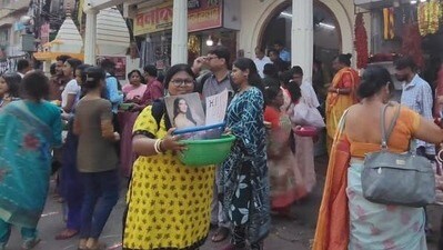 ছবিগুলিতে দেখতে পাওয়া যাচ্ছে, মায়ের কাছে একটি ডালা নিয়ে পৌঁছে গিয়েছেন শুভশ্রীর দুই ভক্ত। ডালার মধ্যে শুভশ্রীর ছবি এবং পাশে একটি চিরকুটে লেখা শুভ জন্মদিন। বোঝাই যাচ্ছে, অভিনেত্রীর এই বিশেষ দিনে মায়ের কাছে অভিনেত্রীর সুস্থতা কামনা করে পুজো দিতে গিয়েছে তাঁরা। ছবিগুলিতে দেখতে পাওয়া যাচ্ছে, মায়ের কাছে একটি ডালা নিয়ে পৌঁছে গিয়েছেন শুভশ্রীর দুই ভক্ত। ডালার মধ্যে শুভশ্রীর ছবি এবং পাশে একটি চিরকুটে লেখা শুভ জন্মদিন। বোঝাই যাচ্ছে, অভিনেত্রীর এই বিশেষ দিনে মায়ের কাছে অভিনেত্রীর সুস্থতা কামনা করে পুজো দিতে গিয়েছে তাঁরা।