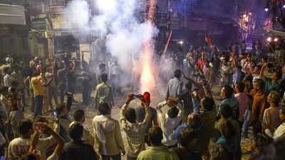 <p>ఐసీసీ మహిళల ప్రపంచ కప్ 2025లో భారత క్రికెట్ జట్టు గెలిచిన తర్వాత ప్రయాగ్రాజ్ ప్రజలు టపాసులు కాల్చి సంబరాలు చేసుకున్నారు.</p> (PTI) <p>ఐసీసీ మహిళల ప్రపంచ కప్ 2025లో భారత క్రికెట్ జట్టు గెలిచిన తర్వాత ప్రయాగ్రాజ్ ప్రజలు టపాసులు కాల్చి సంబరాలు చేసుకున్నారు.</p> (PTI)