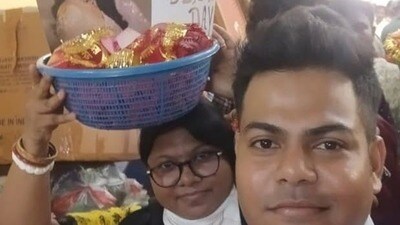 প্রসঙ্গত, এই মুহূর্তে কৌশিক গঙ্গোপাধ্যায়ের ‘ওয়েটিং রুম’ ছবির শুটিং নিয়ে ব্যস্ত অভিনেত্রী। তবে জন্মদিনে স্ত্রীকে সারপ্রাইজ দেওয়ার জন্য ঝাড়খন্ডে পৌঁছে গিয়েছিলেন রাজ, সঙ্গে ছিল ইউভান। প্রসঙ্গত, এই মুহূর্তে কৌশিক গঙ্গোপাধ্যায়ের ‘ওয়েটিং রুম’ ছবির শুটিং নিয়ে ব্যস্ত অভিনেত্রী। তবে জন্মদিনে স্ত্রীকে সারপ্রাইজ দেওয়ার জন্য ঝাড়খন্ডে পৌঁছে গিয়েছিলেন রাজ, সঙ্গে ছিল ইউভান।