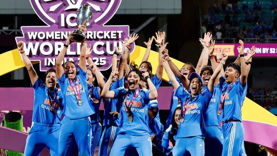 ప్రపంచకప్ తో భారత అమ్మాయిల టీమ్ (PTI)