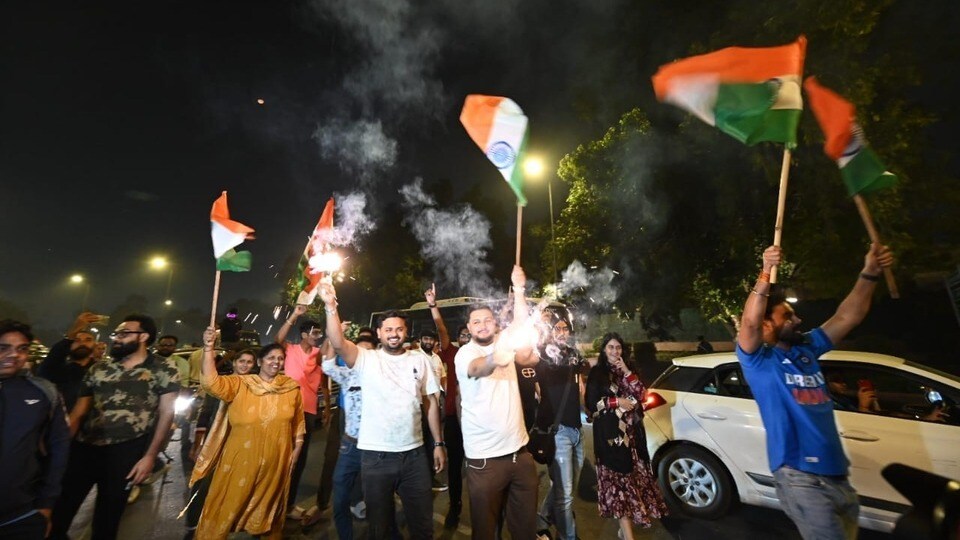 <p>భారతదేశ చారిత్రాత్మక విజయాన్ని జరుపుకోవడానికి ప్రజలు ఢిల్లీ ఇండియా గేట్ వద్ద బాణసంచా, జెండాలతో గుమిగూడారు.</p>(Arvind Yadav/Hindustan Times)