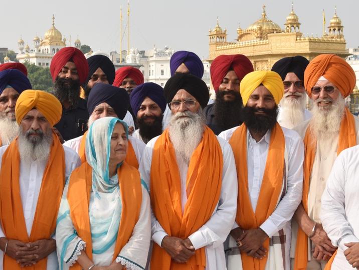 Harjinder Singh Dhami with office-bearers and executive committee members after his re-election at the Golden Temple on Monday. (Sameer Sehgal/HT)