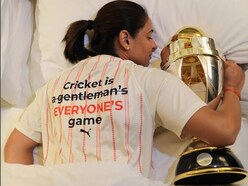 <p>భారత మహిళల క్రికెట్ టీమ్ కెప్టెన్ హర్మన్ ప్రీత్ తన ఇన్ స్టాగ్రామ్ లో పోస్టు చేసిన ఈ పిక్ వైరల్ గా మారింది. ముఖ్యంగా టీషర్ట్ వెనకాల ‘‘క్రికెట్ కేవలం జెంటిల్మన్ గేమ్ కాదు అందరిదీ’’ అనే అర్థం వచ్చేలా ఉన్న కొటేషన్ అదిరిపోయింది. ఈ ఫొటోకు హీరోయిన్లు ప్రణీత సుభాష్, అమైరా దస్తూర్, క్రితి కర్బందా, ప్రీతిజింటా కామెంట్ చేశారు. భాగ్యశ్రీ బోర్సే లైక్ చేసింది.  </p>
