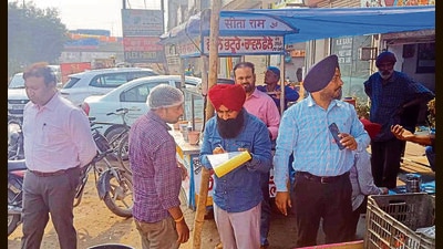 A civic body team issuing a challan in Ludhiana on Tuesday. (HT Photo) A civic body team issuing a challan in Ludhiana on Tuesday. (HT Photo)
