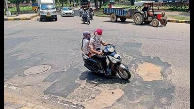 Ojha assured the house that all roads will be repaired soon (Ravi Kumar/Hindustan Times) Ojha assured the house that all roads will be repaired soon (Ravi Kumar/Hindustan Times)