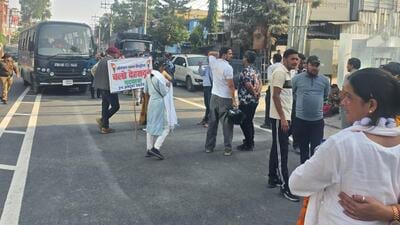 Protestors near Rispana bridge in Dehradun. (HT Photo)