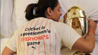 <p>భారత మహిళల క్రికెట్ టీమ్ కెప్టెన్ హర్మన్ ప్రీత్ తన ఇన్ స్టాగ్రామ్ లో పోస్టు చేసిన ఈ పిక్ వైరల్ గా మారింది. ముఖ్యంగా టీషర్ట్ వెనకాల ‘‘క్రికెట్ కేవలం జెంటిల్మన్ గేమ్ కాదు అందరిదీ’’ అనే అర్థం వచ్చేలా ఉన్న కొటేషన్ అదిరిపోయింది. ఈ ఫొటోకు హీరోయిన్లు ప్రణీత సుభాష్, అమైరా దస్తూర్, క్రితి కర్బందా, ప్రీతిజింటా కామెంట్ చేశారు. భాగ్యశ్రీ బోర్సే లైక్ చేసింది. </p> (instagram) <p>భారత మహిళల క్రికెట్ టీమ్ కెప్టెన్ హర్మన్ ప్రీత్ తన ఇన్ స్టాగ్రామ్ లో పోస్టు చేసిన ఈ పిక్ వైరల్ గా మారింది. ముఖ్యంగా టీషర్ట్ వెనకాల ‘‘క్రికెట్ కేవలం జెంటిల్మన్ గేమ్ కాదు అందరిదీ’’ అనే అర్థం వచ్చేలా ఉన్న కొటేషన్ అదిరిపోయింది. ఈ ఫొటోకు హీరోయిన్లు ప్రణీత సుభాష్, అమైరా దస్తూర్, క్రితి కర్బందా, ప్రీతిజింటా కామెంట్ చేశారు. భాగ్యశ్రీ బోర్సే లైక్ చేసింది. </p> (instagram)