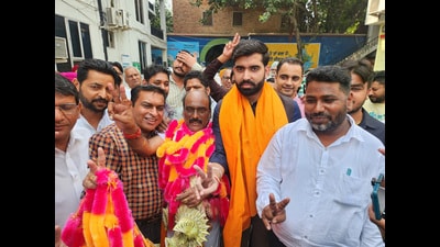 Shyam lal Jain and mayor Padamjeet Mehta after winning the election for senior deputy mayor of Bathinda Municipal Corporation on Tuesday. (Sanjeev Kumar/HT) Shyam lal Jain and mayor Padamjeet Mehta after winning the election for senior deputy mayor of Bathinda Municipal Corporation on Tuesday. (Sanjeev Kumar/HT)