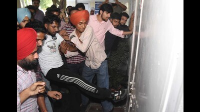Students breaking open the gates of the admn block on Tuesday afternoon. (KESHAV SINGH/HT) Students breaking open the gates of the admn block on Tuesday afternoon. (KESHAV SINGH/HT)