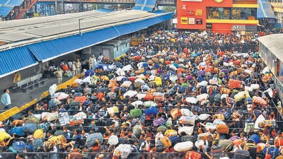 Thousands of people at a railway station to go to Bihar for the state assembly elections, in New Delhi on Tuesday. (Sanjeev Verma/HT PHOTO) Thousands of people at a railway station to go to Bihar for the state assembly elections, in New Delhi on Tuesday. (Sanjeev Verma/HT PHOTO)