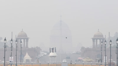 A thick layer of smog engulfs the Raisina Hill as the AQI levels worsen in Delhi. (ANI) A thick layer of smog engulfs the Raisina Hill as the AQI levels worsen in Delhi. (ANI)