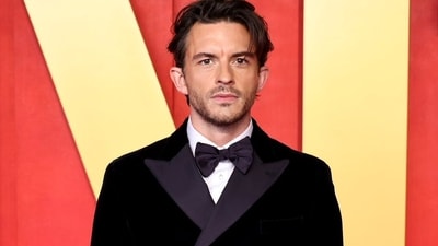 The Jurassic World Rebirth star attended Vanity Fair's Oscar Party in 2024, looking dashing in a all-black ensemble featuring a double-breasted blazer with satin lapels, trousers and a black bow tie. (x/@lnfosSeriesFR)