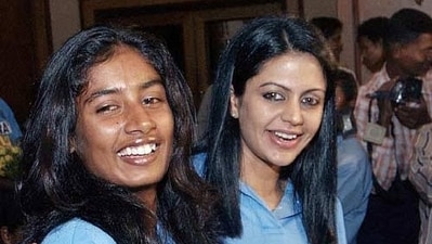 Mithali Raj poses with Mandira Bedi (L) after returning as runner-up in Women's World Cup 2005.