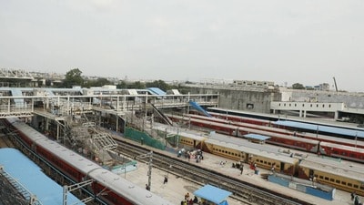 <p> ఇంకా ఎయిర్ కాంకోర్స్, కవర్ ఓవర్ ప్లాట్‌ఫాం, కాజీపేట్ వైపు ఫుట్ ఓవర్ బ్రిడ్జ్, హైదరాబాద్ వైపు ఫుట్ ఓవర్ బ్రిడ్జ్, స్టేషన్ వెంట ఫుట్ ఓవర్ బ్రిడ్జ్-కమ్ ట్రావెలేటర్ పనులు పూర్తి కావాల్సి ఉందని కేంద్రమంత్రి కిషన్ రెడ్డి పేర్కొన్నారు.<br> </p> 