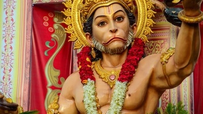 <p>ఇంట్లో హనుమంతుడి ఫోటో పెట్టేటప్పుడు ఎగురుతున్న చిత్రాన్ని పెడితే మంచిది. ఇది విజయం మరియు రక్షణకు ప్రతీక. ప్రశాంతమైన భంగిమతో ఒక చిత్రాన్ని ఎంచుకోండి, తద్వారా ఇల్లు ప్రశాంతంగా ఉంటుంది. యుద్ధ భంగిమ లేదా కోపంతో ఉన్న హనుమంతుడి చిత్రాన్ని ఇంట్లో ఉంచవద్దు.</p> 