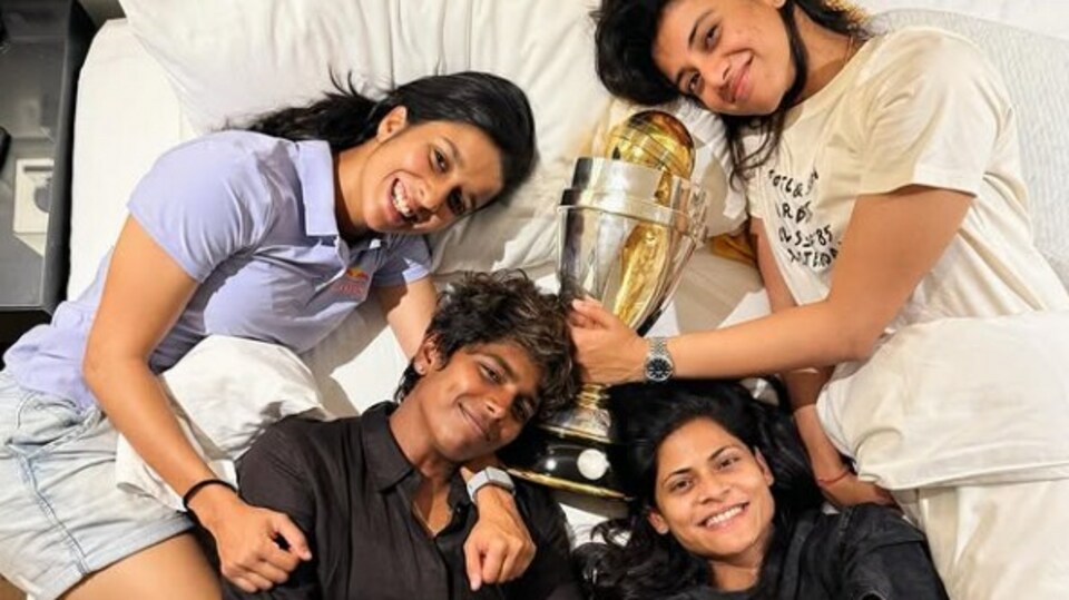 <p>ఈ ఫొటోలో జెమీమా, స్మృతి మంధాన‌తో పాటు అరుంధతి రెడ్డి, రాధా యాదవ్ కూడా జాయిన్ అయ్యారు. </p>