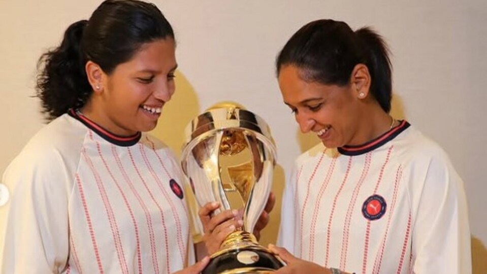 <p>వికెట్ కీపర్ బ్యాటర్ రిచా ఘోష్ తో కలిసి ప్రపంచకప్ ట్రోఫీని చూస్తూ హర్మన్ ప్రీత్ మురిసిపోతోంది ఇలా. </p>(instagram)
