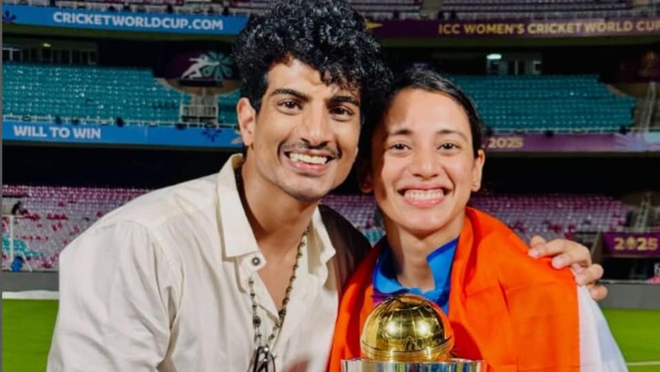 <p>ఇక టీమిండియా స్టార్ బ్యాటర్ స్మృతి మంధాన‌, తన బాయ్ ఫ్రెండ్ పలాష్ ముచ్చల్ తో కలిసి ఇలా పోజులిచ్చింది. </p>