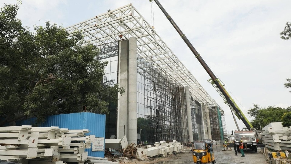 <p>ఉత్తరం వైపు మల్టీ-లెవెల్ కార్ పార్కింగ్, దక్షిణం వైపు అండర్‌గ్రౌండ్ పార్కింగ్ సౌకర్యాన్ని ఏర్పాటు చేస్తున్నారు. ఇవి స్టేషన్ పరిసరాల్లో ట్రాఫిక్ రద్దీని తగ్గిస్తాయి.రెండు 7.5 మీటర్ల వెడల్పు కలిగిన నడక దారులను ఏర్పాటు చేస్తున్నారు. ఇది ప్రయాణికులకు ఒక ప్లాట్‌ఫాం నుండి మరొక ప్లాట్‌ఫాంకు వెళ్లడానికి సులభతరంగా ఉంటుంది. స్టేషన్‌లో 26 లిఫ్టులు, 32 ఎస్కలేటర్లు, 2 ట్రావెలర్‌లు ఏర్పాటు చేస్తున్నారు.</p>