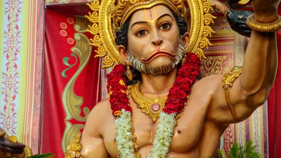 <p>ఇంట్లో హనుమంతుడి ఫోటో పెట్టేటప్పుడు ఎగురుతున్న చిత్రాన్ని పెడితే మంచిది. ఇది విజయం మరియు రక్షణకు ప్రతీక. ప్రశాంతమైన భంగిమతో ఒక చిత్రాన్ని ఎంచుకోండి, తద్వారా ఇల్లు ప్రశాంతంగా ఉంటుంది. యుద్ధ భంగిమ లేదా కోపంతో ఉన్న హనుమంతుడి చిత్రాన్ని ఇంట్లో ఉంచవద్దు.</p>
