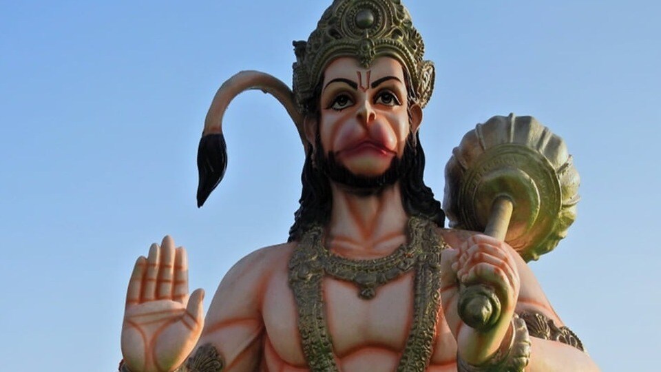 <p>పరిశుభ్రత మరియు నిర్వహణ - ప్రతిరోజూ హనుమాన్ జీ చిత్రాన్ని శుభ్రం చేయండి, దుమ్ము పడనివ్వవద్దు. మంగళవారం, శనివారాల్లో శనగలను సమర్పించాలి. 'ఓం హం హనుమతే నమః' అని 11 సార్లు జపించండి. విరిగిపోయిన లేదా చిరిగిపోయిన చిత్రాన్ని వెంటనే మార్చండి, లేనిపక్షంలో అది లోపం వలే కనిపిస్తుంది.</p>