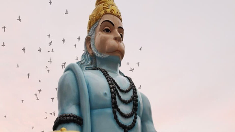 <p>పూజ గది లేదా లివింగ్ రూమ్ యొక్క దక్షిణ గోడపై హనుమంతుడి చిత్రాన్ని ఉంచండి. ఎన్నడూ పడకగది, వంటగది లేదా బాత్ రూమ్ లో ఉంచవద్దు, లేనిపక్షంలో నిద్రకు అంతరాయం కలగడం, ఆరోగ్యం కోల్పోవడం లేదా శక్తి నెగిటివ్ గా మారుతుంది. వాస్తు శాస్త్రం ప్రకారంగా, ప్రధాన ద్వారం దగ్గర హనుమంతుడి చిత్రాన్ని ఉంచడం వల్ల చెడ్డ దృష్టి దూరంగా ఉంటుంది.</p>