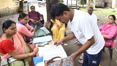 Officials carrying out verification during the Special Intensive Revision of electoral rolls in Bihar. (HT File Photo)