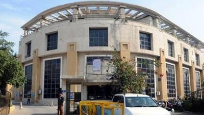 According to MCG data, 423 challans were issued, amounting to ₹2,56,600 in penalties by the sanitation inspection teams in the last two days. According to MCG data, 423 challans were issued, amounting to ₹2,56,600 in penalties by the sanitation inspection teams in the last two days.