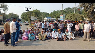 Kin of murder victim Gurwinder Singh blocked traffic in Samrala seeking arrest of the murder accused in Ludhiana on Wednesday. (Hindustan Times) Kin of murder victim Gurwinder Singh blocked traffic in Samrala seeking arrest of the murder accused in Ludhiana on Wednesday. (Hindustan Times)