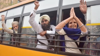 Members of the Sikh jatha leaving for Pakistan to celebrate the 556th birth anniversary of Guru Nanak on Tuesday. (Sameer Sehgal/HT) Members of the Sikh jatha leaving for Pakistan to celebrate the 556th birth anniversary of Guru Nanak on Tuesday. (Sameer Sehgal/HT)