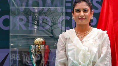 <p>మిథాలీ రాజ్ ప్రపంచంలోనే మూడో అత్యంత ధనికురాలైన మహిళా క్రికెటర్. మిథాలీ రాజ్ నికర విలువ 5.2 మిలియన్ డాలర్లు అంటే సుమారు రూ.43.68 కోట్లు. ఈమె భారతదేశపు అత్యంత ధనిక మహిళా క్రికెటర్.</p> (PTI)